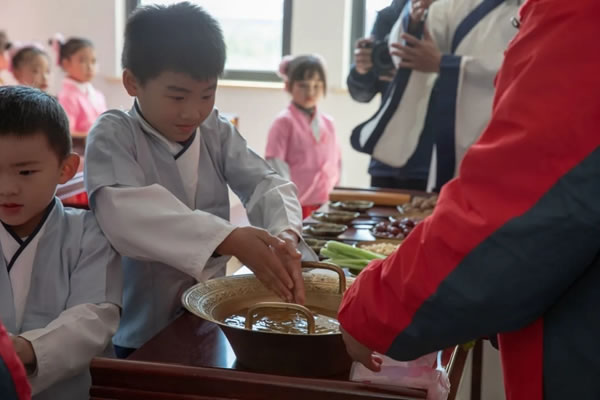 柏厨家居|海智小学“柏学堂”正式落地，“柏爱无疆”系列公益活动持续开展